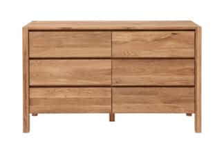 Elegantní komoda Sofi 6Z z masivního dubu spojuje nadčasový design s praktičností. Šest prostorných zásuvek se systémem soft close nabízí dostatek úložného prostoru, zatímco přírodní olejová úprava zvýrazňuje krásu dubového dřeva.