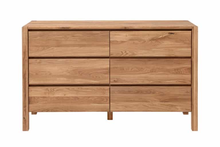 Elegantní komoda Sofi 6Z z masivního dubu spojuje nadčasový design s praktičností. Šest prostorných zásuvek se systémem soft close nabízí dostatek úložného prostoru, zatímco přírodní olejová úprava zvýrazňuje krásu dubového dřeva.