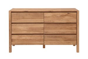 Elegantní komoda Sofi 6Z z masivního dubu spojuje nadčasový design s praktičností. Šest prostorných zásuvek se systémem soft close nabízí dostatek úložného prostoru, zatímco přírodní olejová úprava zvýrazňuje krásu dubového dřeva.