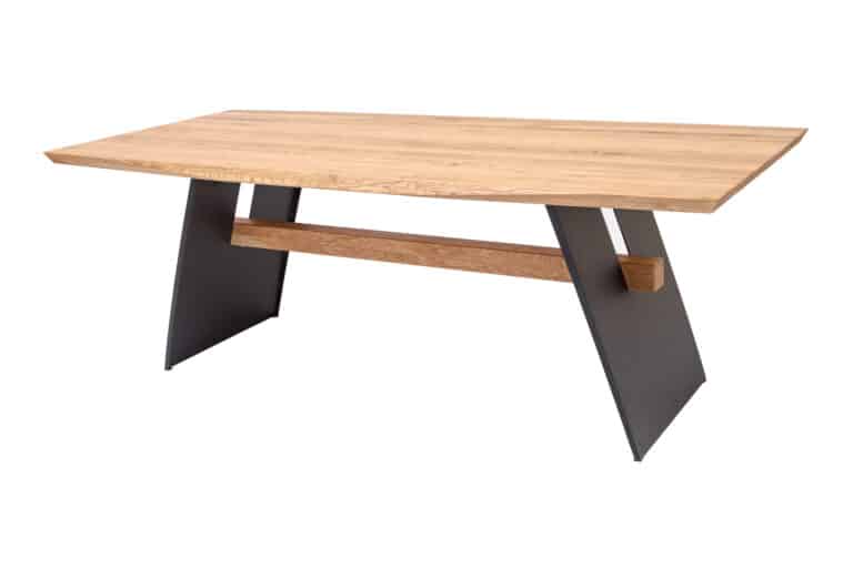 Dřevěný stůl Oskar z masivního dubu zaujme výraznou kresbou dřeva a originálně tvarovanou deskou, která podtrhuje jeho přírodní vzhled. Stabilní kovové podnože dodávají stolu moderní industriální charakter a pevnost. Povrch ošetřený olejem s voskem chrání dřevo a zároveň nechává vyniknout jeho přirozenou krásu.