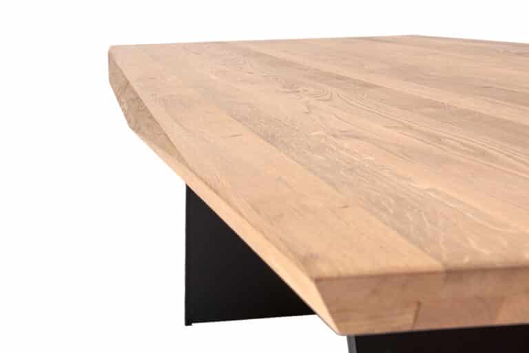 Dřevěný stůl Oskar z masivního dubu zaujme výraznou kresbou dřeva a originálně tvarovanou deskou, která podtrhuje jeho přírodní vzhled. Stabilní kovové podnože dodávají stolu moderní industriální charakter a pevnost. Povrch ošetřený olejem s voskem chrání dřevo a zároveň nechává vyniknout jeho přirozenou krásu.