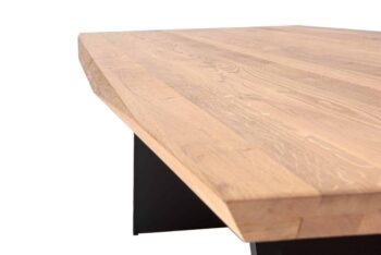 Dřevěný stůl Oskar z masivního dubu zaujme výraznou kresbou dřeva a originálně tvarovanou deskou, která podtrhuje jeho přírodní vzhled. Stabilní kovové podnože dodávají stolu moderní industriální charakter a pevnost. Povrch ošetřený olejem s voskem chrání dřevo a zároveň nechává vyniknout jeho přirozenou krásu.