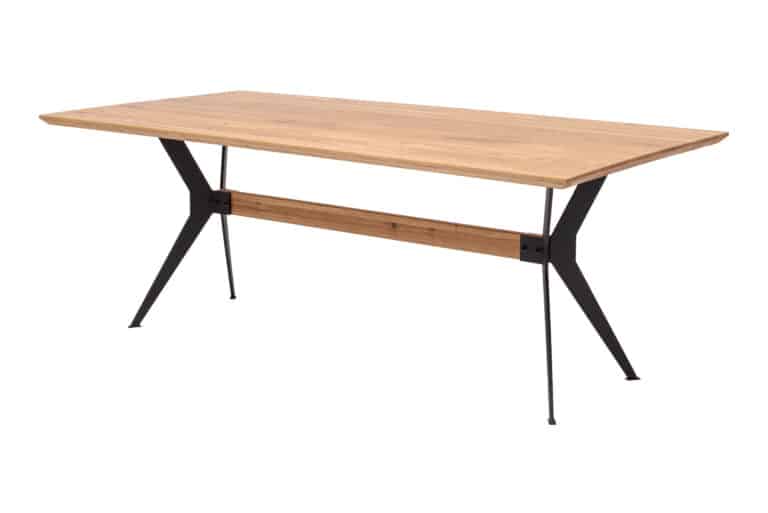 Jídelní stůl Delta je spojení poctivého masivního dubu a výrazné kovové podnože ve tvaru X. Přirozená kresba dřeva, jemně zkosené hrany a povrchová úprava olejem s voskem podtrhují jeho autentický charakter. Stabilní konstrukce a nadčasový industriální design z něj dělají dominantní prvek každé jídelny.