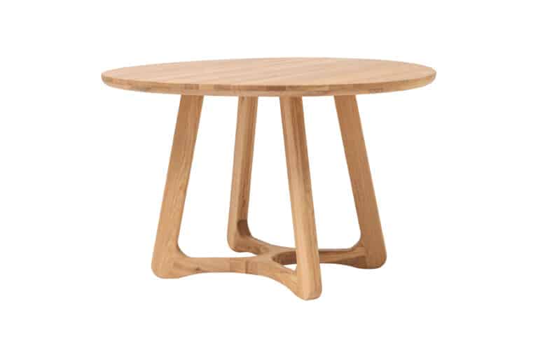 Elegantní kulatý stůl z dubového masivu, který spojuje přírodní krásu, moderní design a poctivé řemeslo. Díky pevným tvarovaným nohám a kvalitnímu olejovému ošetření se stane středobodem každé jídelny, obývacího pokoje či pracovny.