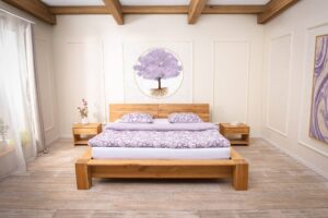 Masivní dubová postel Lucia spojuje poctivou řemeslnou práci s nadčasovým designem. Robustní konstrukce a výrazný rám vytvářejí stabilní a elegantní základ pro kvalitní spánek. Díky nastavitelnému uložení roštu se snadno přizpůsobí Vašim potřebám.