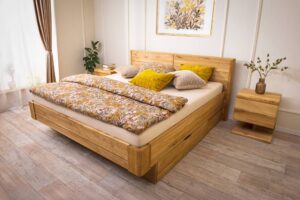 Dubová postel Veronica je nadčasový kus nábytku s pevnou konstrukcí, elegantním čelem a praktickými úložnými šuplíky. Styl, kvalita a funkčnost v dokonalé rovnováze.