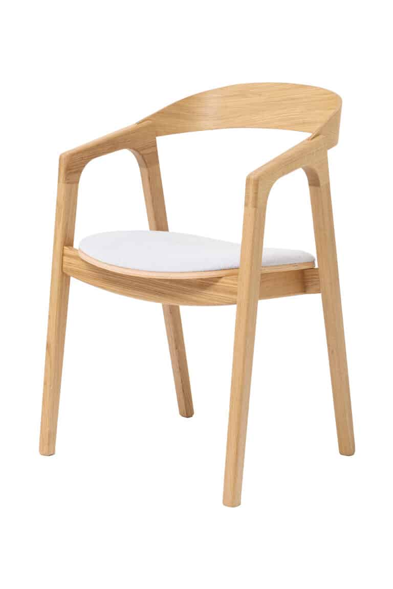 Židle s područkami Brando spojuje elegantní design, přírodní krásu masivního dubu a dokonalé pohodlí. Díky bílé tkanině s jemnou strukturou působí útulně, moderně a luxusně zároveň. Ideální volba pro ty, kteří chtějí do svého interiéru vnést nadčasový styl a teplo domova.