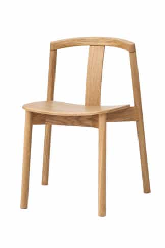 Dubová židle Tone spojuje nadčasový minimalistický design s poctivým řemeslem a krásou masivního dubu. Lehké, elegantní linie doplňuje pevná konstrukce a pohodlné tvarování pro každodenní sezení. Přirozená kresba dřeva a olejovaný povrch dělají z židle Tone stylový kousek, který zapadne do interiéru a přesto vynikne.