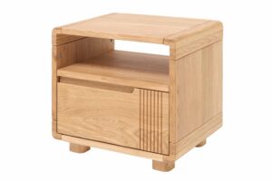 Dubový noční stolek Luise spojuje sílu masivu s jemným designem. Oblé hrany, decentní drážkování a přirozená kresba dubu vytvářejí nadčasový kousek, který zútulní každou ložnici. Otevřená police a zásuvka se systémem Soft Close zajistí praktický komfort každý den. Nadčasová volba pro ty, kteří ocení kvalitu i estetiku.