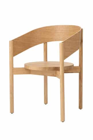 Židle Orbit vyniká precizním zpracováním z masivního dubového dřeva. Jemně tvarovaná opěrka z dubové dýhy dodává konstrukci lehkost a vizuální rovnováhu. Díky svému čistému, promyšlenému designu se přirozeně hodí do moderních i nadčasových interiérů.