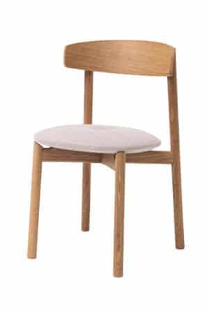 Jídelní židle Emma v sobě spojuje eleganci přírodního dubového dřeva a jemné béžové čalounění. Nadčasový design s oblou opěrkou a pohodlným polstrovaným sedákem přináší styl i komfort do každého interiéru.