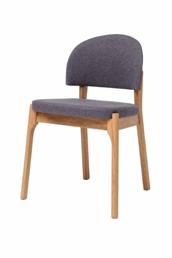 Polstrovaná židle Pillar spojuje krásu masivního dubu s elegantním tmavě šedým čalouněním. Mimořádně pohodlné polstrování, zaoblená opěrka a štíhlé dřevěné nohy vytvářejí stylové a komfortní posezení pro moderní i přírodně laděný interiér.