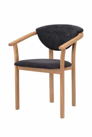 Elegantní dřevěná židle Alexis z masivního dubu v kombinaci s černým čalouněním přináší pohodlí, kvalitu a nadčasový design. Černý potah působí sofistikovaně a moderně, zároveň dodává interiéru výrazný a elegantní charakter. Ergonomický tvar a praktické područky zajišťují maximální komfort při každodenním sezení. Alexis se snadno stane stylovým doplňkem jídelny, pracovny i obývacího prostoru.