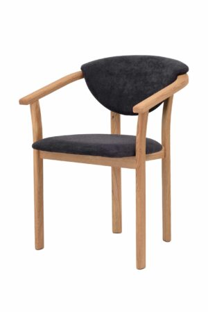 Elegantní dřevěná židle Alexis z masivního dubu v kombinaci s černým čalouněním přináší pohodlí, kvalitu a nadčasový design. Černý potah působí sofistikovaně a moderně, zároveň dodává interiéru výrazný a elegantní charakter. Ergonomický tvar a praktické područky zajišťují maximální komfort při každodenním sezení. Alexis se snadno stane stylovým doplňkem jídelny, pracovny i obývacího prostoru.