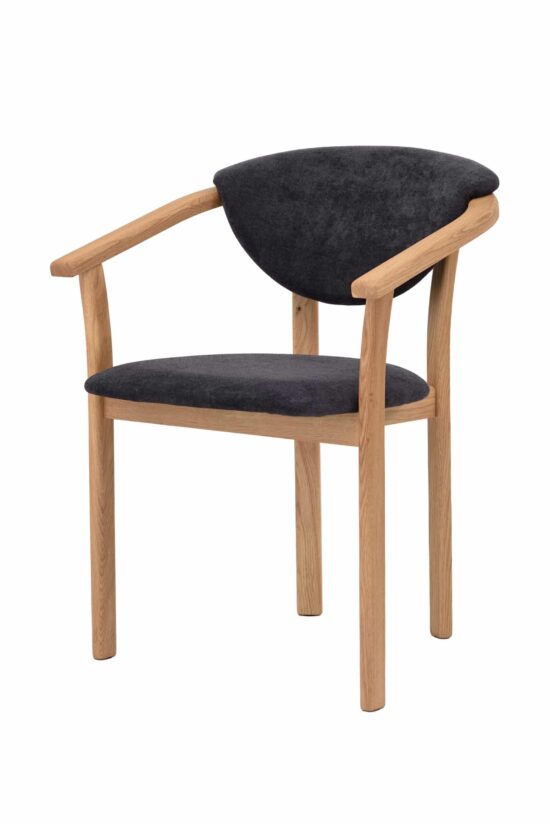 Elegantní dřevěná židle Alexis z masivního dubu v kombinaci s černým čalouněním přináší pohodlí, kvalitu a nadčasový design. Černý potah působí sofistikovaně a moderně, zároveň dodává interiéru výrazný a elegantní charakter. Ergonomický tvar a praktické područky zajišťují maximální komfort při každodenním sezení. Alexis se snadno stane stylovým doplňkem jídelny, pracovny i obývacího prostoru.