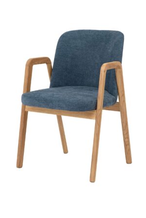Dubová židle Chill se hodí nejen k jídelnímu stolu, ale také do pracovny, kanceláře nebo stylového komerčního prostoru. Masivní dubové dřevo zaručí dlouhou životnost, kvalitní modré čalounění příjemné posezení a područky ještě větší komfort při vstávání i sezení.