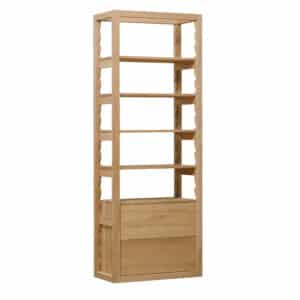 Masivní dubová knihovna Funny zaujme svým minimalistickým designem bez úchytek a přirozeným vzhledem olejovaného dřeva. Otevřený policový prostor nabízí možnost nastavení výšky jednotlivých polic, takže si jej snadno přizpůsobíte podle svých potřeb. Praktické zásuvky se systémem Tip-on pak zajišťují pohodlné používání i nenápadné uložení věcí.