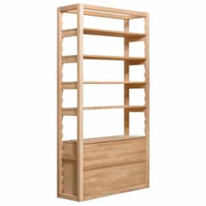 Masivní dubová knihovna Funny 3 zaujme čistým minimalistickým designem bez úchytek i přirozenou krásou olejovaného dřeva. Otevřený policový prostor umožňuje nastavení výšky jednotlivých polic, takže si jej snadno přizpůsobíte svým potřebám. Praktické zásuvky se systémem Tip-on pak zajišťují komfortní používání a zároveň nenápadné uložení vašich věcí.