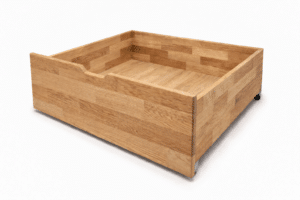 Elegantní detail, který dává smysl. Šuplík z dubového masivu přináší pořádek i nadčasový design. Využijte prostor pod postelí naplno.