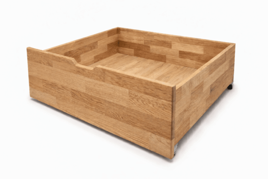 Elegantní detail, který dává smysl. Šuplík z dubového masivu přináší pořádek i nadčasový design. Využijte prostor pod postelí naplno.