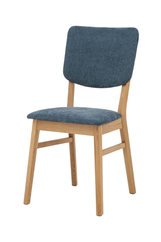 Židle Tallin spojuje přirozenou krásu masivního dubu s elegantním modrým čalouněním, které působí klidně a zároveň dodává interiéru moderní nádech. Ergonomicky tvarované opěradlo spolu s příjemným polstrováním zajišťují pohodlí i při delším sezení. Díky nadčasovému designu a kvalitnímu zpracování se skvěle hodí jak pro každodenní stolování, tak pro slavnostnější chvíle.