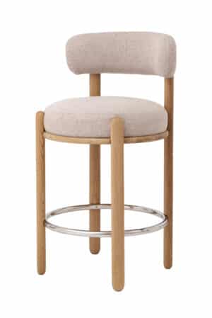 Barové křesílko Striha zaujme sofistikovaným designem s jemně zaoblenými liniemi, které působí elegantně a harmonicky z každého úhlu pohledu. Kombinace masivního dubového dřeva, měkce čalouněného sedáku a opěrky v béžové látce vytváří příjemný kontrast přírodních materiálů a moderního komfortu.
