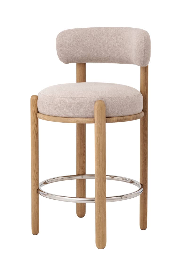 Barové křesílko Striha zaujme sofistikovaným designem s jemně zaoblenými liniemi, které působí elegantně a harmonicky z každého úhlu pohledu. Kombinace masivního dubového dřeva, měkce čalouněného sedáku a opěrky v béžové látce vytváří příjemný kontrast přírodních materiálů a moderního komfortu.