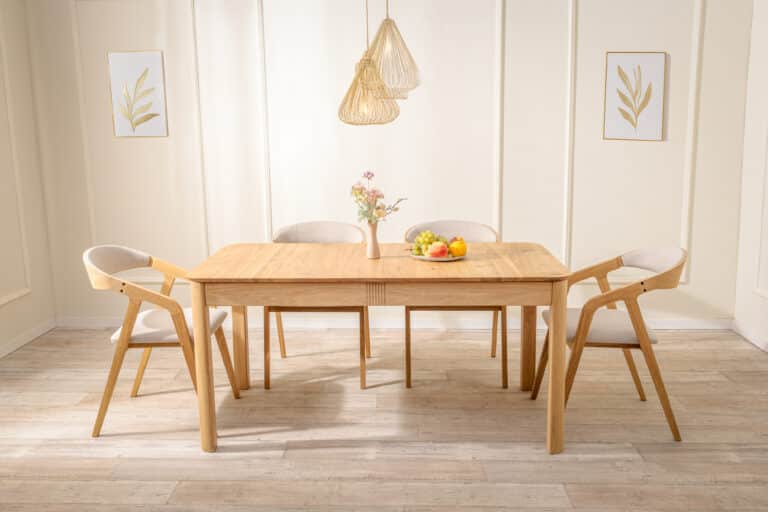 Dubový jídelní set Luise – Freja přináší do vašeho domova dokonalou harmonii přírodního masivu, nadčasového designu a každodenního komfortu. Rozkládací dubový stůl Luise nabízí dostatek prostoru pro běžné stolování i rodinné oslavy, zatímco čalouněné židle Freja s područkami zajistí pohodlí při každém posezení.