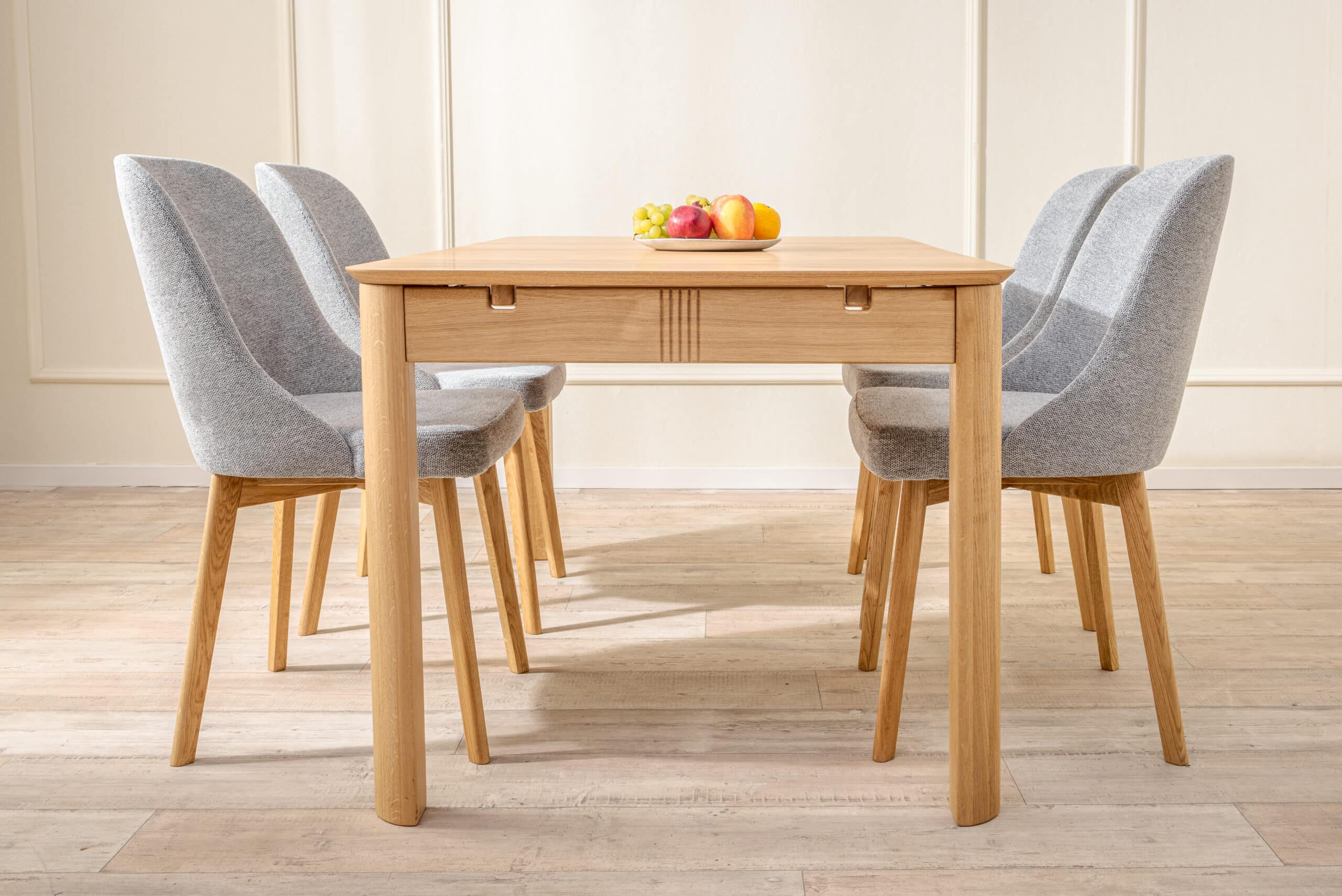 Dubový jídelní set Luise – Milis šedá látka přináší dokonalé spojení přírodní elegance, kvalitního masivního dubu a pohodlného sezení. Rozkládací stůl Luise nabízí dostatek prostoru pro každodenní stolování i větší rodinná setkání, zatímco čalouněné židle Milis v moderní šedé látce zajistí maximální komfort.