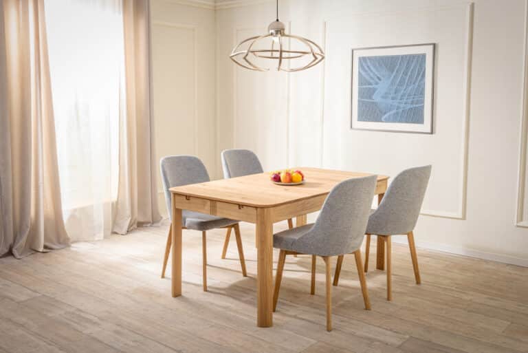 Dubový jídelní set Luise – Milis šedá látka přináší dokonalé spojení přírodní elegance, kvalitního masivního dubu a pohodlného sezení. Rozkládací stůl Luise nabízí dostatek prostoru pro každodenní stolování i větší rodinná setkání, zatímco čalouněné židle Milis v moderní šedé látce zajistí maximální komfort.