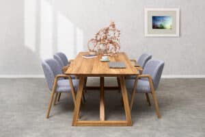 Dubový jídelní set Nordic – Chill šedá látka spojuje poctivý masivní dub, moderní design a výjimečné pohodlí. Elegantní stůl Nordic s výraznou dubovou kresbou doplňují komfortní židle Chill s područkami a šedým čalouněním. Nadčasová jídelní sestava, která vnese do vašeho domova styl, kvalitu a příjemnou atmosféru pro každodenní stolování