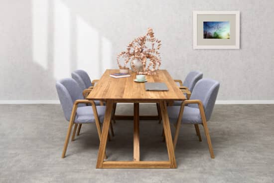 Dubový jídelní set Nordic – Chill šedá látka spojuje poctivý masivní dub, moderní design a výjimečné pohodlí. Elegantní stůl Nordic s výraznou dubovou kresbou doplňují komfortní židle Chill s područkami a šedým čalouněním. Nadčasová jídelní sestava, která vnese do vašeho domova styl, kvalitu a příjemnou atmosféru pro každodenní stolování