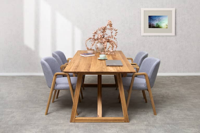 Dubový jídelní set Nordic – Chill šedá látka spojuje poctivý masivní dub, moderní design a výjimečné pohodlí. Elegantní stůl Nordic s výraznou dubovou kresbou doplňují komfortní židle Chill s područkami a šedým čalouněním. Nadčasová jídelní sestava, která vnese do vašeho domova styl, kvalitu a příjemnou atmosféru pro každodenní stolování