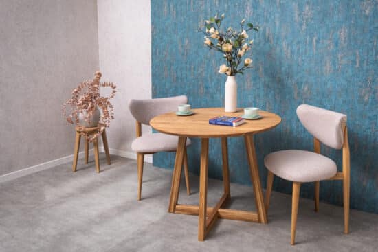Dubový jídelní set Nordic – Moon béžová přináší dokonalou harmonii přírodního dubového masivu, nadčasového designu a prvotřídního pohodlí. Kulatý stůl Nordic vytváří příjemné prostředí pro společné stolování, zatímco komfortní křesílka Moon s béžovým čalouněním dodávají interiéru eleganci a útulnost.