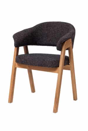 Dubové křesílko Mona s černým polstrováním spojuje masivní dubové dřevo, elegantní černé čalounění a maximální pohodlí. Tvarovaný sedák, pohodlné područky a kvalitní zpracování zajišťují komfort při každodenním používání. Nadčasová kombinace dubu a černé barvy skvěle doplní moderní i klasické interiéry.