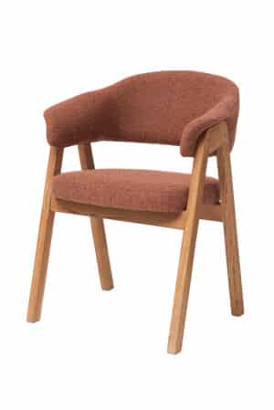 Dubové křesílko Mona s hnědým polstrováním spojuje masivní dubové dřevo, elegantní hnědé čalounění a vysoký komfort při sezení. Ergonomicky tvarovaný sedák, pohodlné područky a kvalitní zpracování zajišťují maximální pohodlí při každodenním používání. Teplý hnědý odstín dodá interiéru útulnou atmosféru a nadčasový styl.