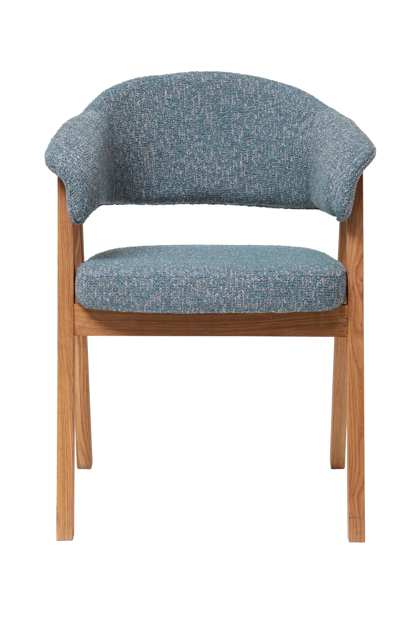 Dubové křesílko Mona s modrým polstrováním spojuje krásu masivního dubového dřeva s elegantním modrým čalouněním. Tvarovaný sedák, pohodlné područky a kvalitní zpracování zajišťují maximální komfort při každodenním používání.