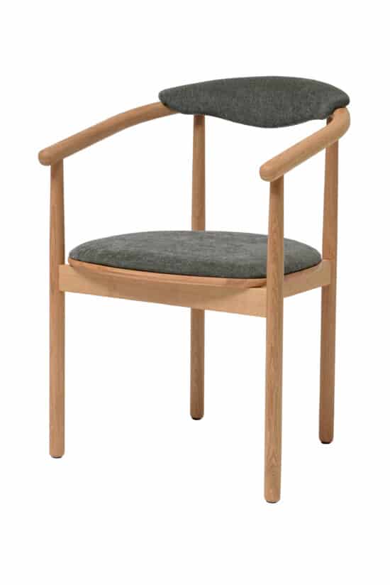 Dubová židle Lord představuje dokonalou souhru organických tvarů, kvalitních materiálů a moderního designu. Elegantní křivky područek, přírodní dub a decentní šedozelená látka společně vytvářejí židli, která zaujme vzhledem a zároveň nabídne příjemné každodenní sezení