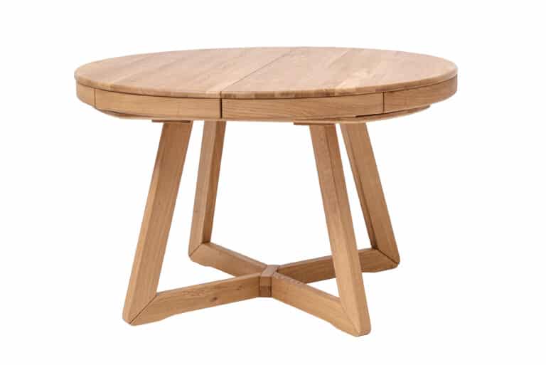 Kulatý rozkládací stůl Valencia spojuje elegantní design, krásu masivního dubu a praktické rozkládání. Díky dvěma samostatným prodlužovacím deskám lze jeho délku snadno přizpůsobit podle potřeby – od kompaktního stolu pro každodenní stolování až po prostorné řešení pro rodinná setkání.
