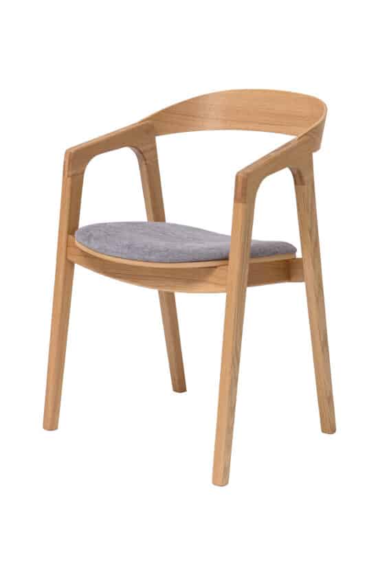 Židle s područkami Brando spojuje elegantní design, přírodní krásu masivního dubu a dokonalé pohodlí. Díky bílé tkanině s jemnou strukturou působí útulně, moderně a luxusně zároveň. Ideální volba pro ty, kteří chtějí do svého interiéru vnést nadčasový styl a teplo domova.