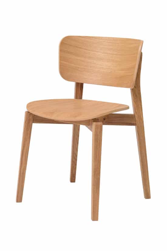 Dubová jídelní židle Kodama vyniká elegantním celodřevěným provedením a originálním designem. Zaoblené opěradlo, jemně tvarovaný sedák a štíhlé šikmé nohy vytvářejí harmonický celek, ve kterém vyniká přirozená krása masivního dubového dřeva.