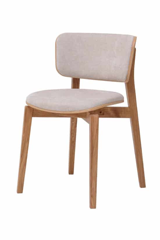 Dubová jídelní židle Kodama zaujme originálním designem, který spojuje pevnou konstrukci z masivního dubu s elegantně tvarovaným sedákem a opěradlem. Béžové polstrování je velmi příjemné na dotek a zajišťuje pohodlí při každodenním sezení.