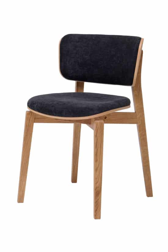 Dubová jídelní židle Kodama spojuje krásu masivního dubového dřeva s elegantním černým čalouněním. Originální tvarování, pohodlné polstrování a pevná konstrukce vytvářejí stylovou židli s moderním a nadčasovým vzhledem.