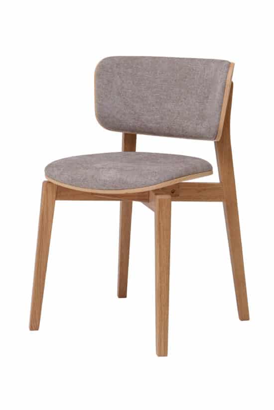 Dubová jídelní židle Kodama spojuje krásu masivního dubového dřeva s elegantním čalouněním ve světle hnědém odstínu. Originální tvarování, pohodlné polstrování a pevná konstrukce vytvářejí stylovou židli, která vnese do jídelny příjemnou atmosféru a nadčasový vzhled.