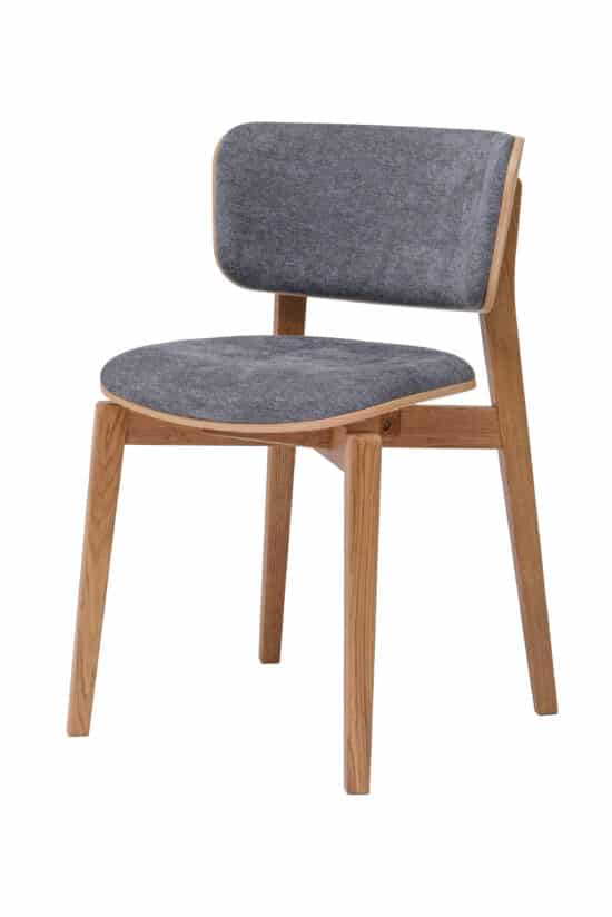Dubová jídelní židle Kodama spojuje krásu masivního dubového dřeva s elegantním šedým čalouněním. Originální tvarování, pohodlné polstrování a pevná konstrukce vytvářejí stylovou židli, která vnese do jídelny moderní, harmonický a nadčasový vzhled.