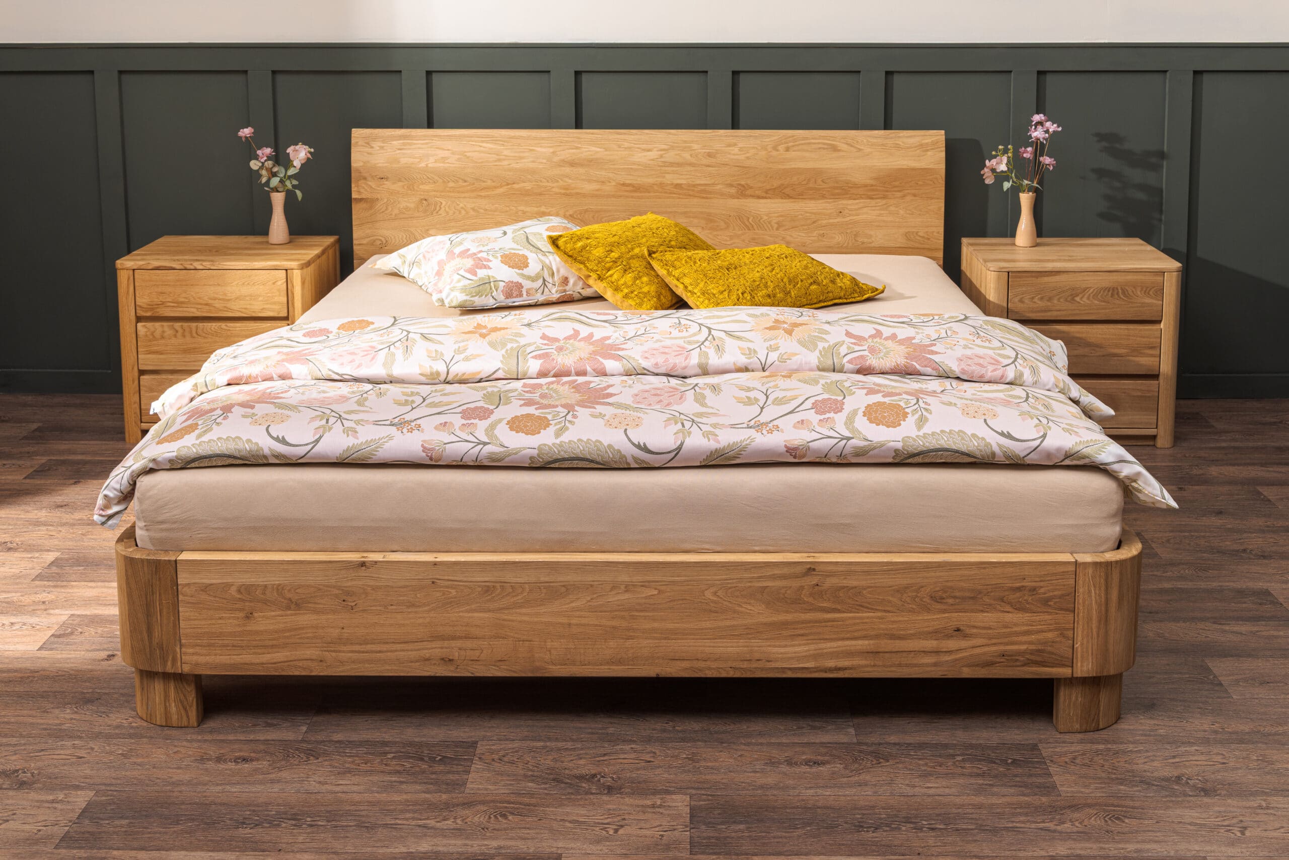 Skutečný masiv, který promění ložnici v elegantní útočiště. Dubová postel Lausanne Wild 180×200 cm z divokého dubu vyniká výraznou kresbou, zaoblenými liniemi. Stylový základ ložnice, který spojuje přírodní materiál, komfort a poctivé zpracování.