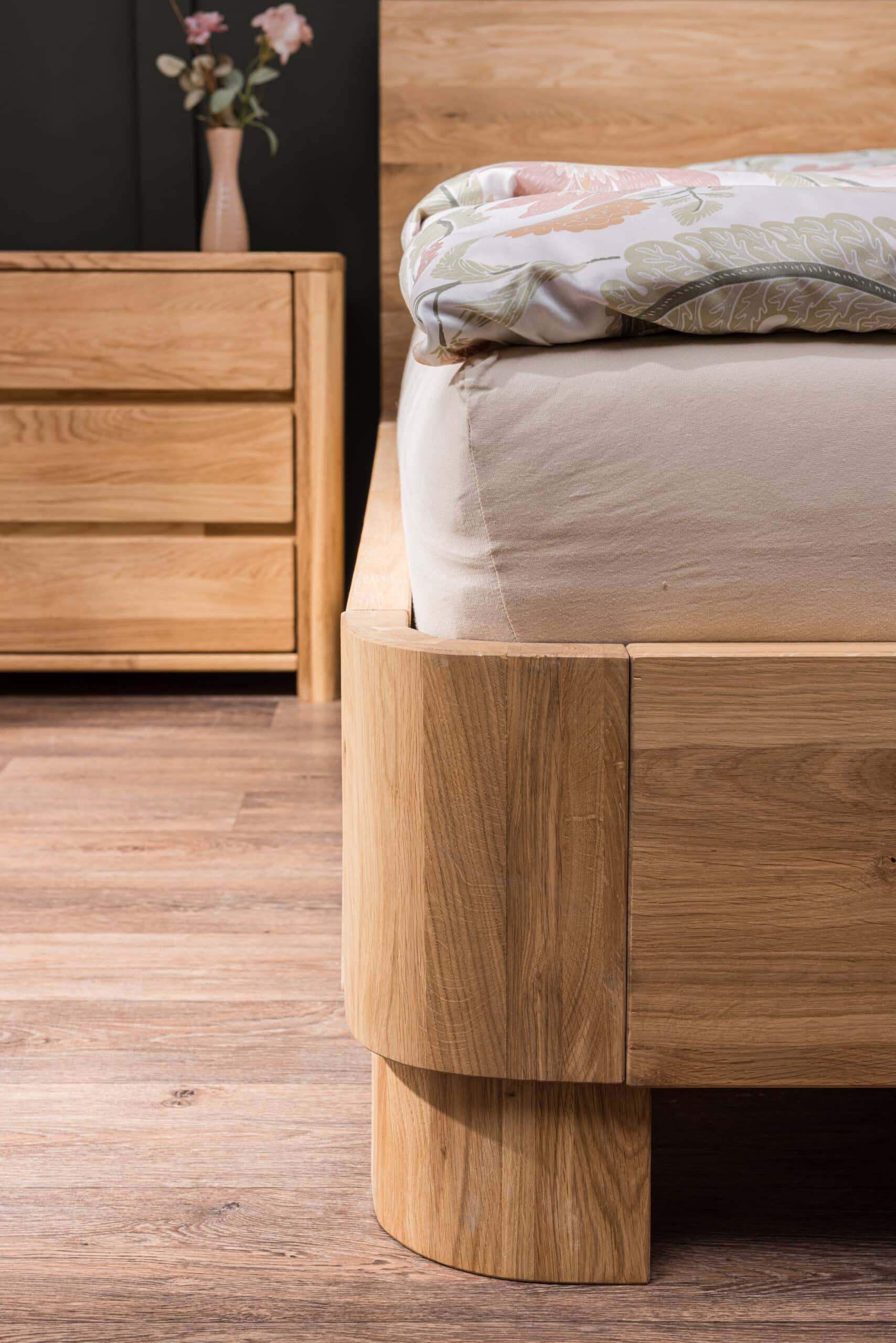 Skutečný masiv, který promění ložnici v elegantní útočiště. Dubová postel Lausanne Wild 180×200 cm z divokého dubu vyniká výraznou kresbou, zaoblenými liniemi. Stylový základ ložnice, který spojuje přírodní materiál, komfort a poctivé zpracování.