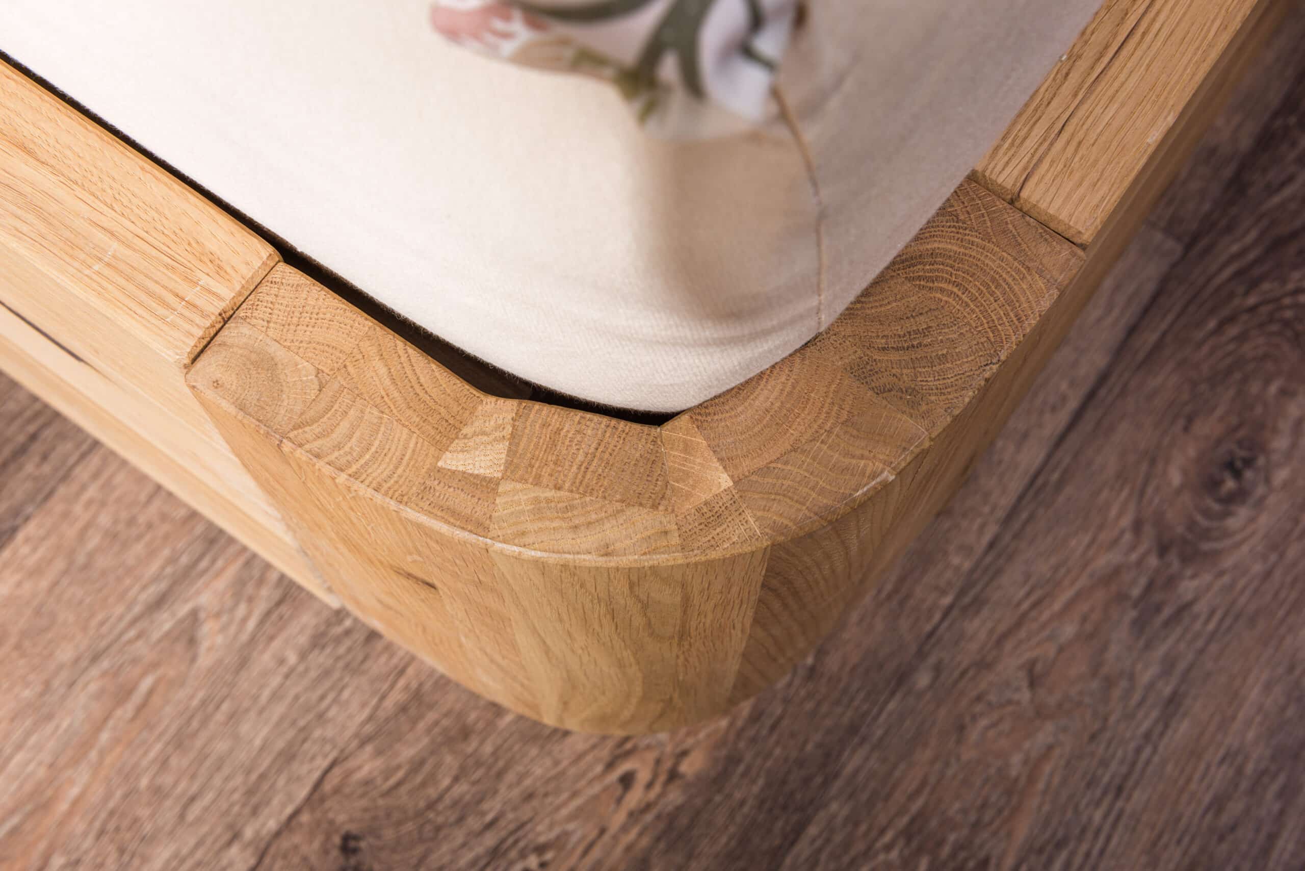 Skutečný masiv, který promění ložnici v elegantní útočiště. Dubová postel Lausanne Wild 180×200 cm z divokého dubu vyniká výraznou kresbou, zaoblenými liniemi. Stylový základ ložnice, který spojuje přírodní materiál, komfort a poctivé zpracování.