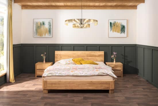 Skutečný masiv, který promění ložnici v elegantní útočiště. Dubová postel Lausanne Wild 180×200 cm z divokého dubu vyniká výraznou kresbou, zaoblenými liniemi. Stylový základ ložnice, který spojuje přírodní materiál, komfort a poctivé zpracování.