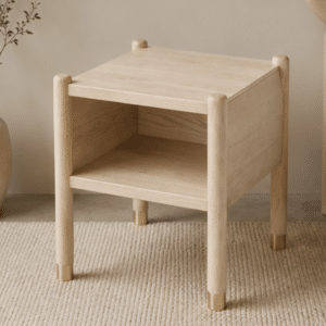 Walora natural přináší do interiéru harmonii masivního dřeva a elegantních zlatých akcentů. Každý detail, od výrazné kresby jasanu až po zaoblené nohy se zlatými konci, podtrhuje jeho osobitý charakter. Ideální volba pro útulnou a stylovou ložnici.